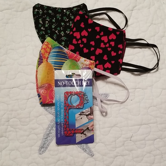 Accessories - Trio of holiday facemask and free touchkey